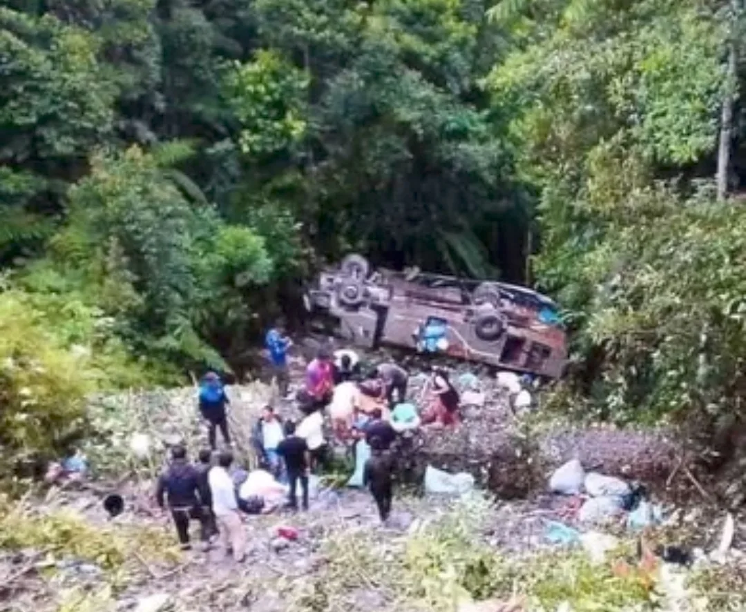 Accidente de tránsito deja fallecidos y heridos en la ruta La Paz–Apolo.