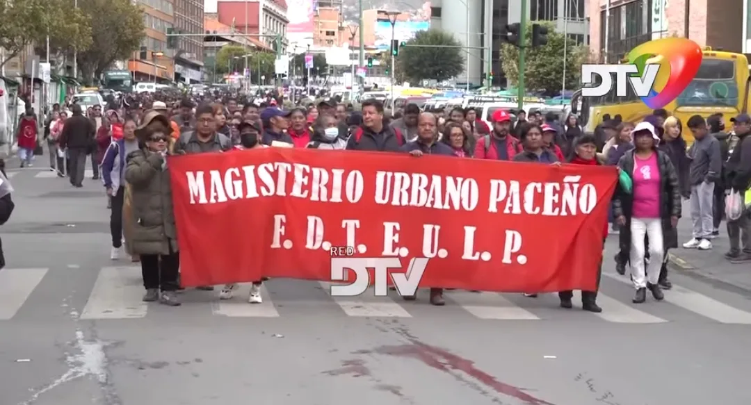 EL MAGISTERIO URBANO MARCHA EN LA PAZ Y DENUNCIA ESTANCAMIENTO SALARIAL EN MEDIO DE CRISIS ECONÓMICA